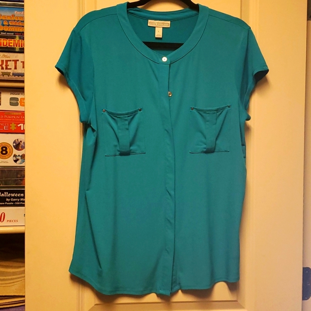 Dana Buchman green, flowy hidden-button blouse with cap sleeves, size L